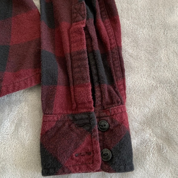 Aritzia TNA Classic Fit Plaid 100% Cotton Flannel Shirt in Maroon - Picture 6 of 8